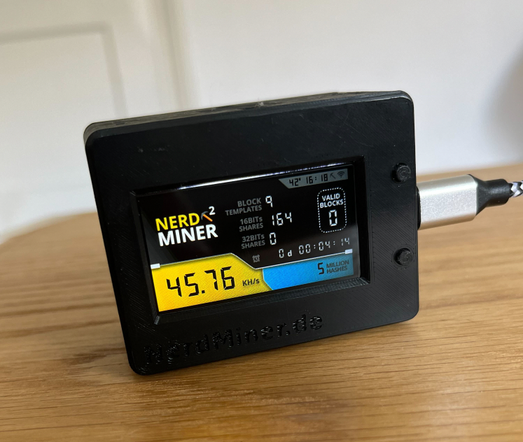 Bitcoin Nerdminer Mit 1007 KH/s Hashrate - 2,8" Display Inkl. Gehäuse, SHA-256 Algorithmus